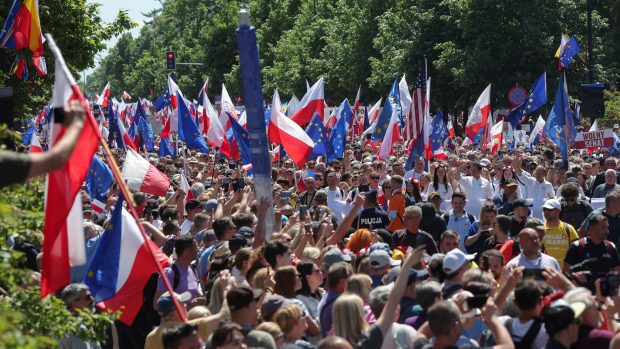 Protestní průvod ve Varšavě