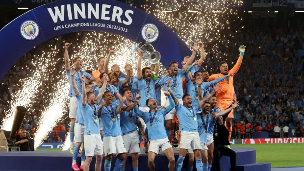 Fotbalisté Manchesteru City s trofejí pro vítěze Ligy mistrů