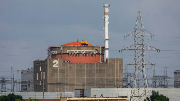 Inspektoři Mezinárodní agentury pro atomovou energii v neděli v areálu ukrajinské Záporožské jaderné elektrárny našli protipěchotní miny