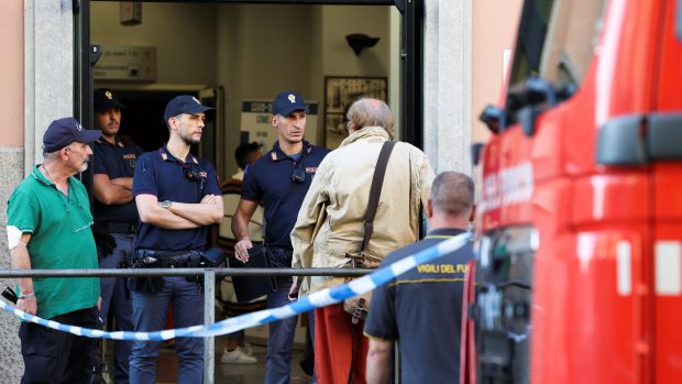 Mluvčí hasičů Luca Capri agentuře Reuters sdělil, že požár byl uhašen a jeho příčina se vyšetřuje
