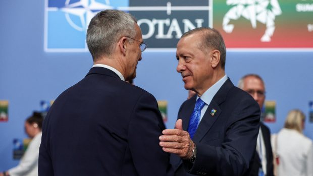 Generální tajemník NATO Jens Stoltenberg a turecký prezident Recep Tayyip Erdogan