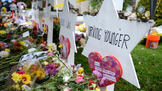 Lidé přišli k synagoze Strom Života v Pittsburghu vzdát hold s mrtvými po masové střelbě