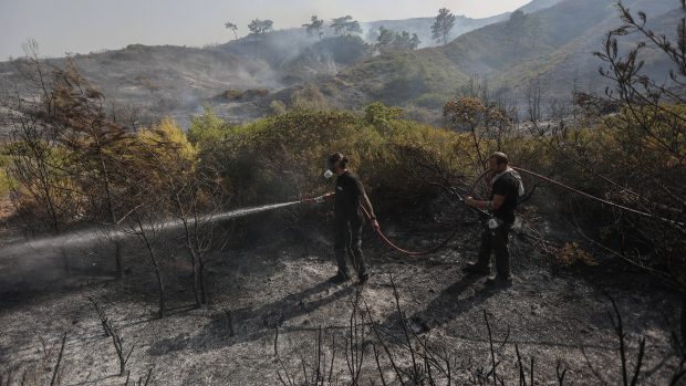 Hasiči zasahují u požáru na ostrově Rhodos