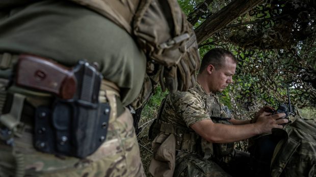 Ukrajinský voják obsluhuje FPV dron ze svého stanoviště na frontové linii u obce Robotyne.