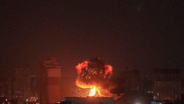 exploze při ruském raketovém útoku na Kyjev