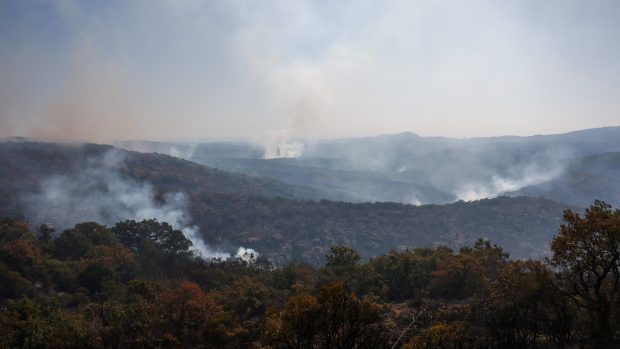 Podle mluvčího řeckých hasičů Jannise Artopiose vítr a kouř ztěžovaly zásahy proti požárům ze vzduchu