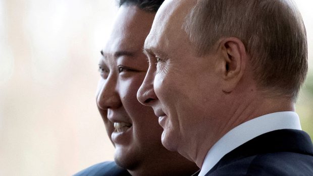 Kim Čong-un a Vladimir Putin na archivní fotografii z jednání ve Vladivostoku z dubna 2019