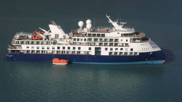 Výletní loď s 206 pasažery uvízla na mělčině v Grónsku