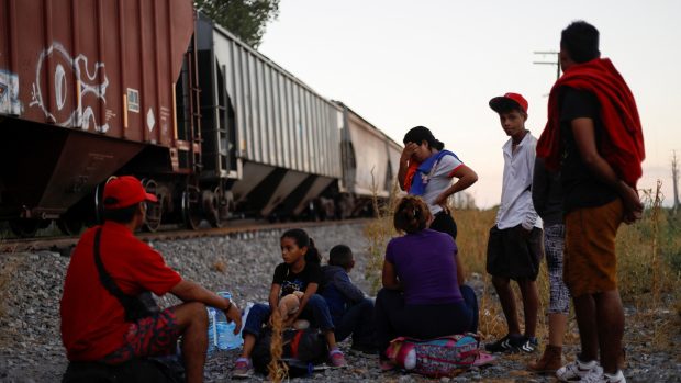 Migranti v blízkosti mexických nákladních vlaků
