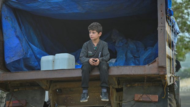 Chlapec sedí v nákladním autě a čeká na evakuaci z města Stěpanakert v Náhorním Karabachu