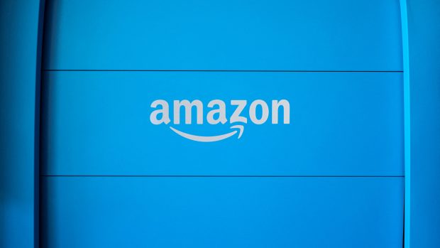 Zadní víko dodávky Amazon EV poháněné společností Rivian, která je zaparkovaná v logistickém centru Amazonu v Chicagu