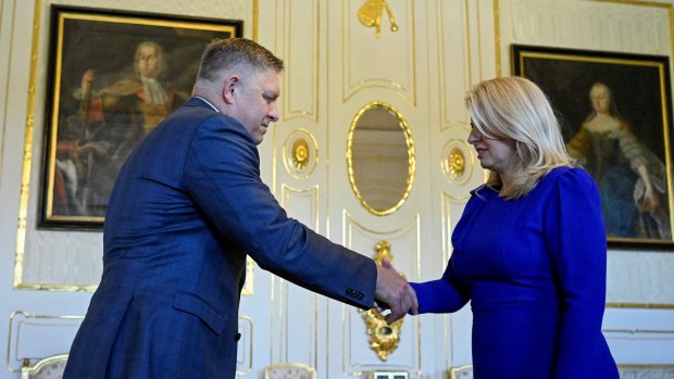 Slovenská prezidentka Zuzana Čaputová se setkává s Robertem Ficem, jehož strana SMER-SSD zvítězila v předčasných parlamentních volbách, aby mu předala politický mandát k zahájení jednání o sestavení nové vlády