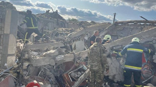 Záchranné práce na místě ruského vojenského úderu, uprostřed ruského útoku na Ukrajinu, ve vesnici Hroza v Charkovské oblasti