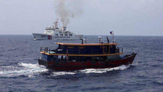 Filipínský zásobovací člun pluje v Jihočínském moři poblíž lodi čínské pobřežní stráže (archivní foto)