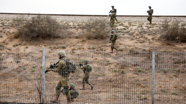 Izraelští vojáci prohledávají oblast kolem hranic s pásmem Gazy
