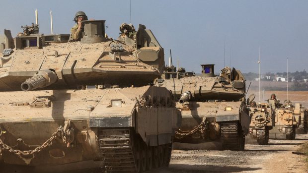 Izraelské tanky a vojenská vozidla zaujímají pozice poblíž izraelské hranice s Pásmem Gazy