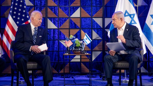 Americký prezident Joe Biden (vlevo) jednal s izraelským premiérem Benjaminem Netanjahuem (vpravo) o probíhajícím konfliktu mezi Izraelem a Hamásem