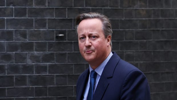 Britský premiér Sunak do funkce ministra zahraničí jmenoval někdejšího ministerského předsedu Davida Camerona. Ve funkci nahradí Jamese Cleverlyho