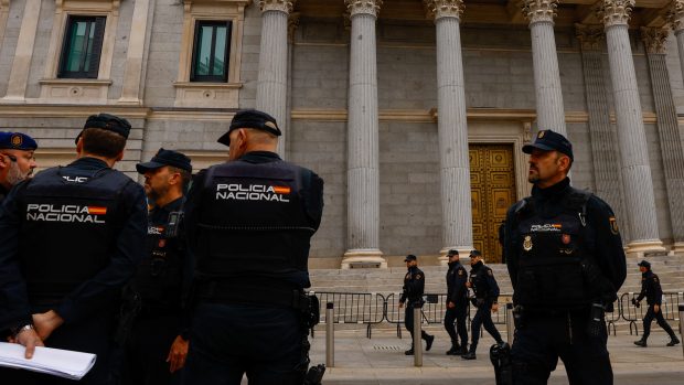 Policisté před španělským parlamentem