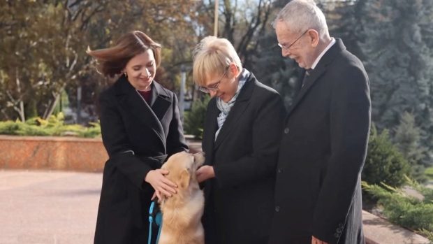 Moldavská prezidentka Maia Sanduová, její pes, slovinská prezidentka Natasa Pirc Musar a rakouský prezident Alexander Van der Bellen