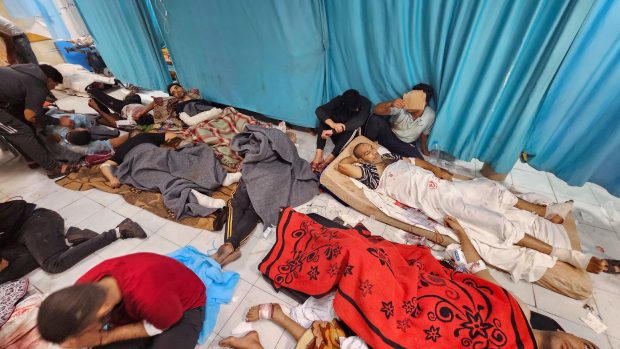 Podle OSN bylo v nemocničním zařízení asi 2300 pacientů, zdravotníků nebo lidí vyhnaných z domovů