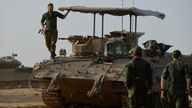 Izraelští vojáci na izraelských hranicích během dočasného příměří mezi Izraelem a Hamásem