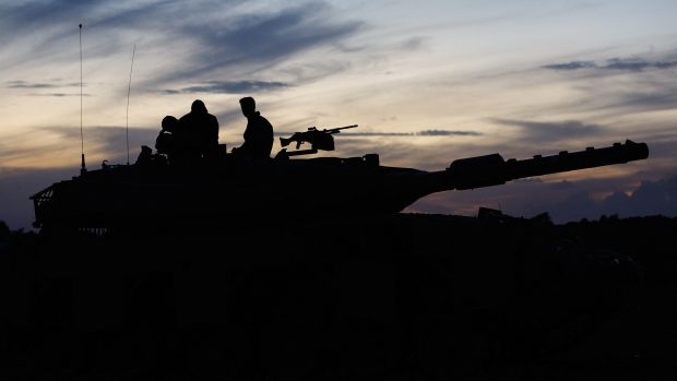 Silueta tanku izraelské armády u Gazy