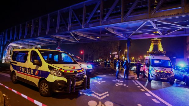 Muž podezřelý ze sobotního útoku v Paříži je vyšetřován pro podezření z vraždy