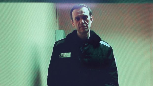 Ruský opoziční vůdce Alexej Navalnyj je vidět na obrazovce prostřednictvím videospojení z trestanecké kolonie ve Vladimirské oblasti během slyšení u Basmanského okresního soudu v Moskvě