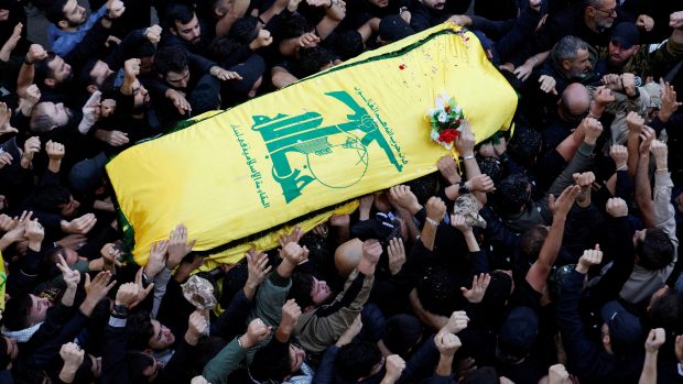 Lidé nesou rakev člena Hizballáhu (archivní foto)