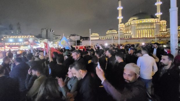 Noční oslavy vítezství Tayyipa Erdogana v tureckých volbách v Istanbulu