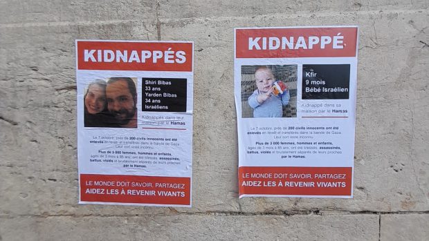 Plakáty s izraelskými rukojmími drženými v Pásmu Gazy, Paříž