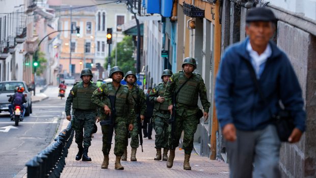 Vojáci hlídkují v ulicích ekvádorského hlavního města Quito