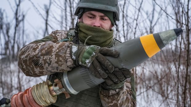 Ukrajinský voják připravuje dělostřelecký granát u Bachmutu v Doněcké oblasti