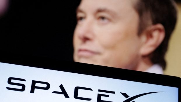 Logo a fotografie SpaceX Elona Muska, ilustrace 19. září 2022