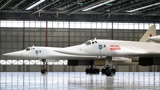 Ruské strategické raketové bombardéry Tu-160M v Kazaňském leteckém závodě