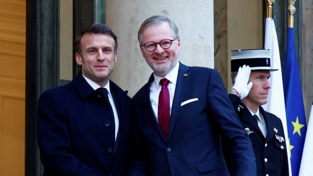 Francouzský prezident Emmanuel Macron přivítal premiéra České republiky Petra Fialu