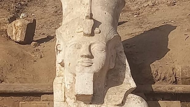 Část sochy Ramsese II.