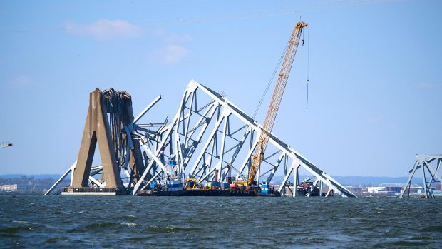 Americký Baltimore začíná s odklízením zničeného mostu