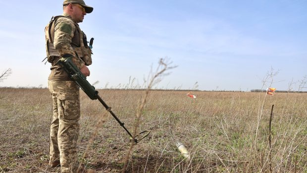Ukrajinský voják s detektorem hledá miny, Mykolajivská oblast