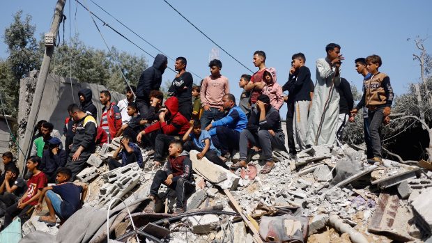 Palestinci se shromažďují na místě izraelského leteckého útoku na budovu uprostřed pokračujícího konfliktu mezi Izraelem a palestinskou islamistickou skupinou Hamás v Rafáhu na jihu pásma Gazy