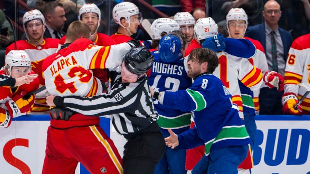 Adam Klapka pomohl svým premiérovým gólem v NHL k výhře hokejistů Calgary 5:1 nad San Jose