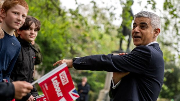 Sadiq Khan se stal starostou britské metropole potřetí v řadě