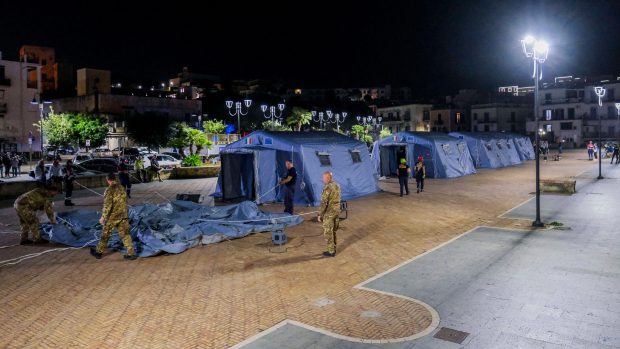 V přístavu Pozzuoli vyrostly stany pro lidi, kteří si nejsou jisti, zda se po zemětřesení vrátí do svých domovů