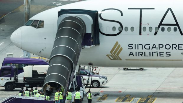 Letadlo singapurských aerolinek po tom, co nouzově přistálo v Bangkoku