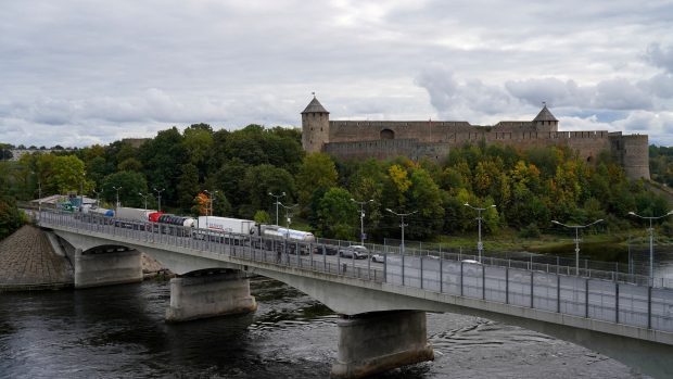 Most přes řeku Narvu na hraničním přechodu s Ruskem v estonském městě Narva 18. září 2022