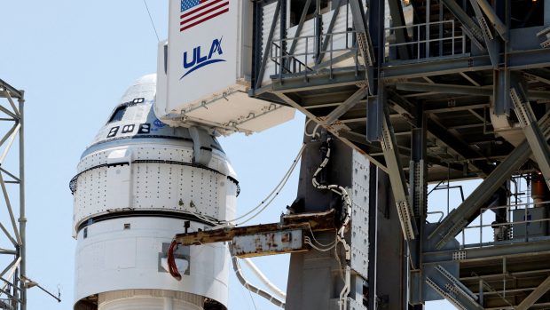 Raketa Atlas V společnosti United Launch Alliance stojí na startovací rampě poté, co byl odložen start dvou astronautů na palubě Boeingu Starliner-1 Crew Flight Test (CFT) na mysu Canaveral