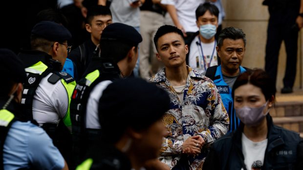 Lee Yue-shuna odvádí policie před budovou magistrátního soudu v Západním Kowloonu poté, co byl zproštěn obvinění podle zákona o národní bezpečnosti, Hongkong, Čína, 30. května 2024
