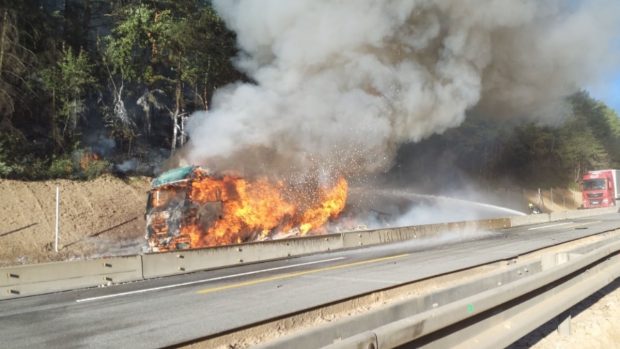 Požár kamionu v omezení zcela uzavřel dálnici D1 u Domašova