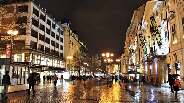 Pražská ulice Na Příkopě žije i v nočních hodinách.